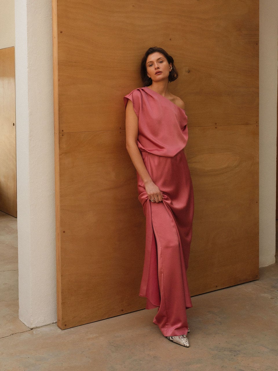 Dante6 Epic off shoulder satin maxi jurk