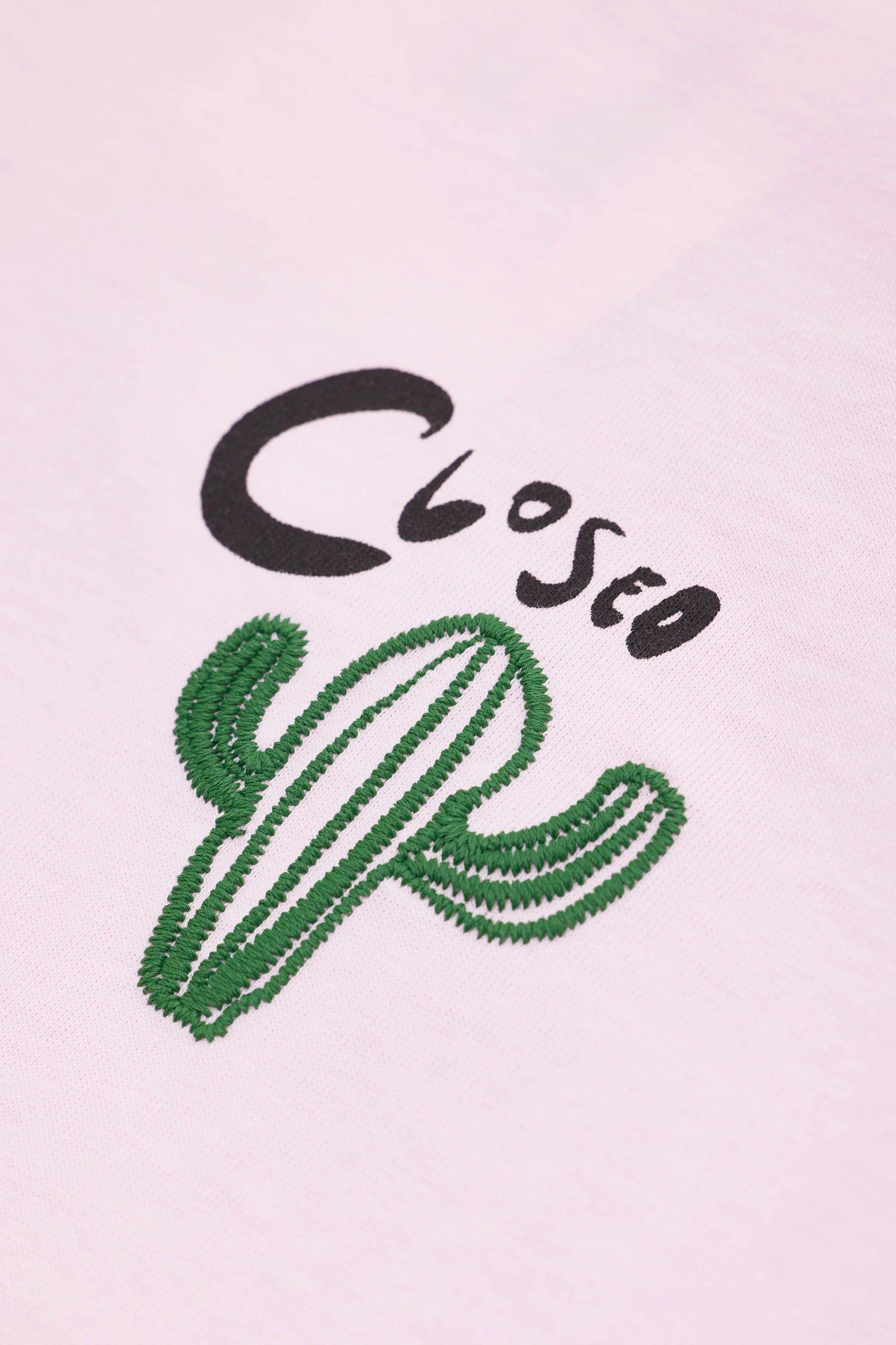 Closed geborduurd T-shirt