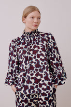 Load image into Gallery viewer, Hofmann Copenhagen Juliette blouse
