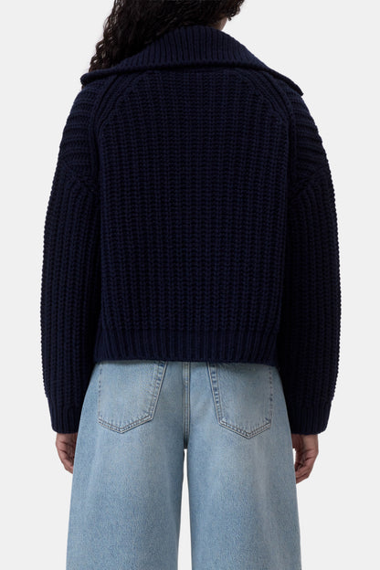 Closed High collar vest