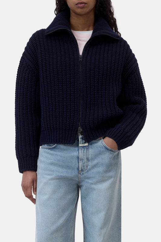Closed High collar vest
